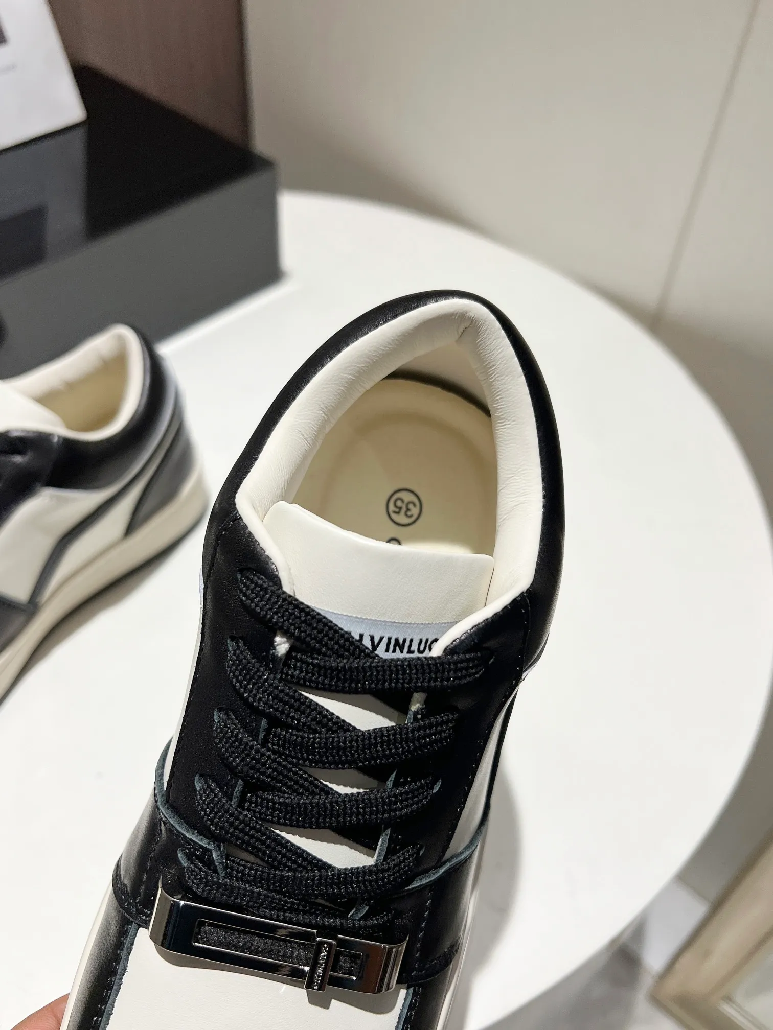 👟👟Ex-factory price 480👟👟 👑CALVINLUO I CUBE SNEAKER trendy brand square shoes low-top casual square-toe sneakers skateboard shoes sneakers👑 Starting from the design elements of classic two-color sneakers, CALVINLUO extracts the iconic elements of casual sneakers and integrates them into the formal "square toe" of formal shoes to make the overall lines of the sneakers more distinct. Nowadays, the matching rules are casual. 🧣Formal sports shoes are nothing new. The unique avant-garde square lines of CUBE SNEAKER, whether it echoes the tough and crisp suits, or appears in an eclectic manner in street styles, are a choice that breaks away from tradition and shows personality🧢 ▪️ Fabric: Original custom imported first-layer cowhide ▪️ Lining: Imported breathable mesh lining + soft sheepskin ▪️ Sole: Original molded two-color TPU outsole ▪️ Size: 35-40 (40 customized)